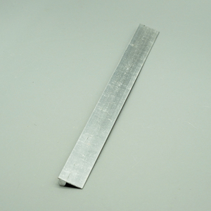 <span class=keywords><strong>Rail</strong></span> inférieur en aluminium de qualité industrielle <span class=keywords><strong>pour</strong></span> volets et portes, guide de glissement durable et lisse, fixation facile par vis, <span class=keywords><strong>pour</strong></span> une décoration optimale des volets. - Product Image 4