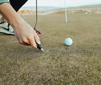 Amrta Ensemble Cadeau d'Accessoires de Golf Noirs Durables et Incassables : Serviette, Brosses, Nettoyeur de Rainures, Outil de Réparation de Divots Pliable, Porte-Tees