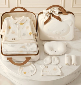 Set de 24 Piezas de Ropa de Bebé Blanca, Regalo de Ropa de Algodón Suave para Bebés con Babero, Toalla, Manta Envolvente, Juguete de Peluche y Maleta Portátil para Recién Nacidos - Product Image 5