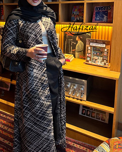 Hafizah Nova Abaya Longa Cardigã com Punho de Renda e Padrão Rachado Preto e Branco Atacado - Product Image 1