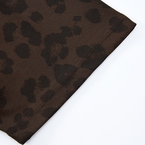 Camiseta de streetwear personalizada con estampado completo de leopardo para hombre 6849, corte holgado con hombros caídos, estilo vintage, 100% algodón, manga corta. - Product Image 3