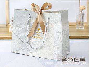 กระดาษแข็งสีขาว; ริบบิ้นสีทอง 067; ขนาดใหญ่ 36*25*12