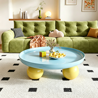 Table basse ronde de style coloré et joyeux, avec pieds créatifs en forme de boule, mobilier moderne et coloré pour salon, table basse pour la maison