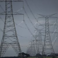 Poteau de ligne électrique à 4 poteaux ASTM, tour de transmission en acier cornière de 180 m, équipement électrique 300 A, galvanisation à chaud