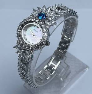 <span class=keywords><strong>Montre</strong></span> <span class=keywords><strong>de</strong></span> luxe haut <span class=keywords><strong>de</strong></span> gamme pour tous les jours, cadran nacré blanc, boîtier floral <span class=keywords><strong>lotus</strong></span>, accent pierre précieuse bleu profond, <span class=keywords><strong>bracelet</strong></span> en cristal - Product Image 3