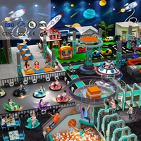 Équipement commercial d'aires de jeux intérieures (FEC) sur le thème de la ville spatiale futuriste : Arène de voitures tamponneuses, Piste de course miniature, Manège OVNI, Piscine à balles, Toboggan