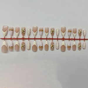 Offre Spéciale – Faux Ongles à Presser Blancs Dentelle Française Motif Sculpté Or – Courts Forme Amande – Autocollants d'Ongles Prêts à Porter Haut de Gamme Faits Main - Product Image 4