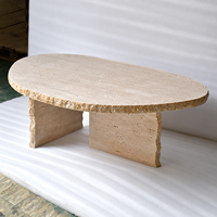Table basse en travertin naturel de designer, table centrale irrégulière et organique pour hôtels, appartements et salons