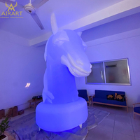 Sculpture géante gonflable de chevalier d'échecs, installation artistique gonflable tête de cheval blanc pour la décoration d'exposition