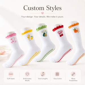 Chaussettes de yoga et de Pilates pour femmes, antidérapantes, respirantes, en coton, avec bordure à volants et broderie cerise, pour la barre - Product Image 4