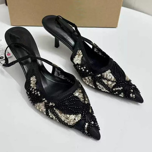 Chaussures décontractées de qualité pour femmes, sandales à talons pour femmes, escarpins noirs et dorés à paillettes et perles, à bout ouvert et bride arrière - Product Image 1