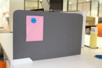 Écran de séparation de bureau en métal convertible et extensible contemporain, écologique, pour postes de travail et espaces de bureau à usage commercial