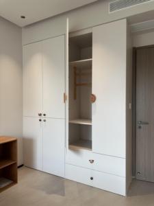 <span class=keywords><strong>Armadio</strong></span> <span class=keywords><strong>Bianco</strong></span> per <span class=keywords><strong>Cameretta</strong></span> Bambini di Ultima Generazione con Maniglia Carina, Linee Semplici e Pulite, Prezzo Diretto di Fabbrica - Product Image 2