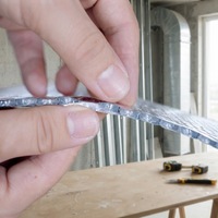 Rouleaux de film aluminium double face écologiques et modernes, laminés à bulles, avec isolation thermique R4.0 pour les sols et les toitures des bâtiments