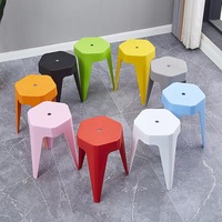 Vente en gros de places et de chaises d'extérieur en plastique PP Meubles de restaurant-Tabourets empilables Poufs Salon Chambre à coucher