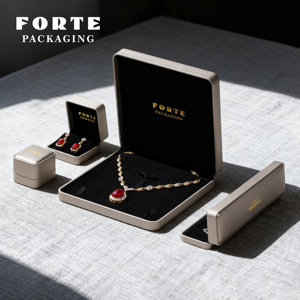 FORTE Caja de Joyería Cuadrada de Titanio para Pendientes y Anillos de Marca - Product Image 1