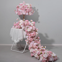 Boules de fleurs roses et rangées de fleurs, décorations florales pour les tables de mariage et de conférence, ornements pour les arches de mariage et les décors de fond