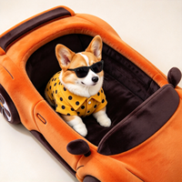 Lit pour chien et chat en forme de voiture mignon fabriqué en usine, un lit pour animaux de compagnie en peluche lavable pour l'intérieur, avec des chats et des chiens de dessin animé