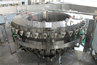 Machine de remplissage d'aérosols entièrement automatique électrique pneumatique pour bouteilles en verre PET, pompe à engrenages haute efficacité pour produits gazeux
