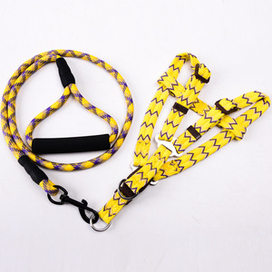 طقم حزام ومقود للحيوانات الأليفة قابل للتعديل بطباعة أرجوانية، مع مقبض رغوي خفيف الوزن وناعم، يوفر دعمًا للصدر والظهر - Product Image 2