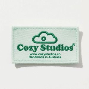 Étiquettes tissées en polyester haut de gamme personnalisées pour accessoires vestimentaires avec des designs de marque personnalisés Étiquettes de col lavables - Product Image 4