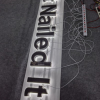 Enseigne LED personnalisée en acrylique avec lettres lumineuses blanches en acier inoxydable 304 de précision, résistante à l'eau, pour les murs intérieurs des chaînes de magasins et des entreprises