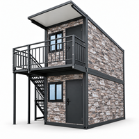 Maison modulaire conteneurisée à deux étages en gros avec revêtement à motif pierre et escalier extérieur pour projets de complexes hôteliers tropicaux
