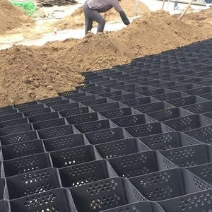 แผ่นตาข่ายพลาสติก HDPE สำหรับปูพื้นถนนกรวด ป้องกันการลาดตัวของพื้นดิน ลานจอดรถ ทางรถวิ่ง กำแพงกันดิน ป้องกันการกัดเซาะของดิน และปูพื้น - Product Image 2