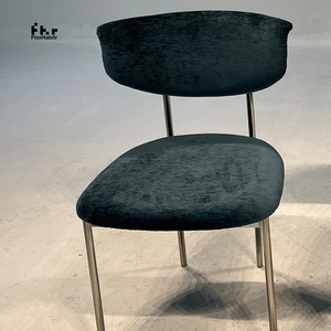 Chaise de salle à manger moderne en velours vert foncé, dossier incurvé, pieds en métal doré, rembourrée pour hôtel et restaurant - Product Image 1