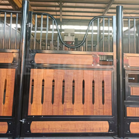 Box de stockage pour chevaux portable de style européen certifié ISO9001, en bambou, avec cadre métallique en acier thermolaqué et panneaux de porte à charnières, 2,2 m