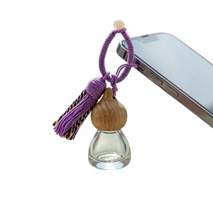 Diffuseur d'arômes en verre en forme de gourde avec capuchon en bois à pompon rose, flacon de parfum vide pour la décoration de voiture, de maison et de placard - Product Image 1