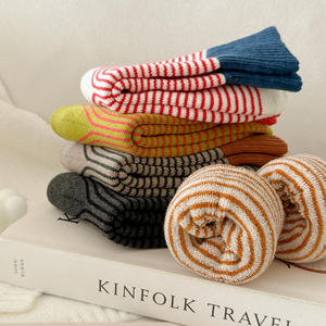 Kaus kaki tebal model Korea, kaus kaki handuk tabung panjang garis-garis warna sambungan, kaus kaki melingkar tebal musim dingin - Product Image 3
