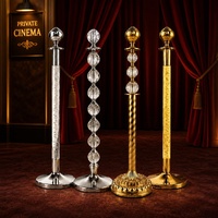 Poteau de guidage élégant en cristal avec finition or et argent pour la gestion de foule, idéal pour les événements de luxe, les mariages et les files d'attente VIP