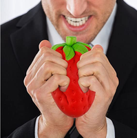 Porte-clés en boule anti-stress personnalisé en forme de fraise, accessoire de mode pour cadeaux promotionnels, vente en gros