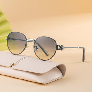Nouvelles lunettes de soleil ovales pour femmes, monture en métal noir, protection UV400, verres en PC, lunettes de soleil tendance, classe 2, origine Taizhou - Product Image 1