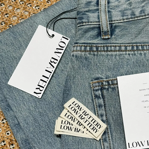 Tùy Chỉnh Thiết Kế Không Thấm Nước Chống Giả Holographic Đu/Tông Hangtags Mã Vạch Sang Trọng Hàng Ngày Mặc Quần Áo Thương Hiệu - Product Image 2