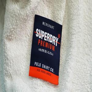 Étiquettes tissées personnalisées pour vêtements avec logo, texte, taille et instructions d'entretien pour la marque de vêtements. - Product Image 1