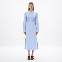 Robe chemise décontractée pour femme, bleu clair, col montant, manches longues, plissée devant, longueur midi avec fentes latérales