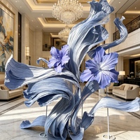 Installation de fleurs géantes en papier iris bleu avec ruban fluide pour toile de fond de mariage, vitrine de centre commercial et décoration de scène événementielle