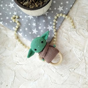 Nuevo diseño de ganchillo bebé Yoda sonajero juguetes <span class=keywords><strong>Amigurumi</strong></span> hilo tejido de madera de haya <span class=keywords><strong>mordedor</strong></span> relleno de punto Yoda sonajero para regalos de bebé - Product Image 4