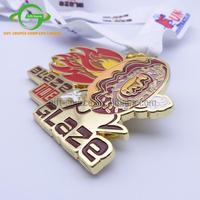 Chine Designer personnalisé nouveau sport de natation épingles en métal médaille et trophée affichage