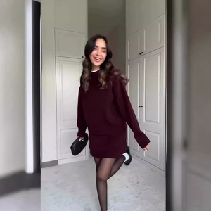 Set Due Pezzi da Donna in Maglia Autunno Inverno Personalizzabile con Stile o Logo ODM, Completo Casual con Maglione e Minigonna - Product Image 2