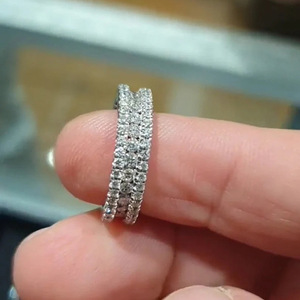 Anello di Fidanzamento Scintillante con Zirconi Incastonati per Donne, Gioiello Minimalista ed Elegante per Matrimonio - Product Image 3