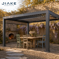Pergola en aluminium Jiake Country 6063-T5 avec toit à lames motorisées pour usage résidentiel dans les jardins, patios, gazebos et pavillons.