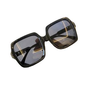 Lunettes de soleil carrées surdimensionnées vintage avec logo personnalisé élégant, protection UV400, verres dégradés pour femmes - Product Image 3