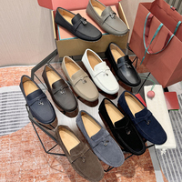 Mocassins en daim de luxe en cuir véritable de style italien pour hommes avec pendentif à fermoir métallique, chaussures décontractées à enfiler avec semelle extérieure en caoutchouc