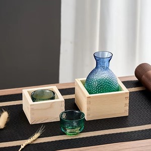 Ensemble <span class=keywords><strong>de</strong></span> saké japonais artisanal et durable - Carafe en verre martelé à paroi épaisse et verres <span class=keywords><strong>de</strong></span> 60 ml pour le service du saké froid - Product Image 6