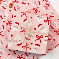 Papier de soie rose vif pour emballage cadeau de Noël, idéal pour paniers-cadeaux, boîtes à bougies et doublures d'emballage pour les fêtes.
