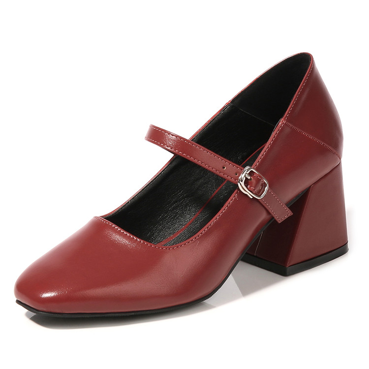 Zapatos De Las Mujeres De La Venta En Tacones Altos Y Panieres Foto de  archivo - Imagen de compras, femenino: 67614842