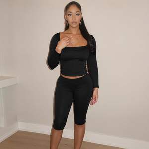 ชุดเสื้อสเวตเตอร์ผู้หญิงแบบกำหนดเองปี 2026 คอเหลี่ยม แขนยาว เสื้อครอปท็อป และกางเกงคาปรียืดหยุ่น ชุดถักที่ระบายอากาศได้ดีสำหรับฤดูใบไม้ร่วง - Product Image 2